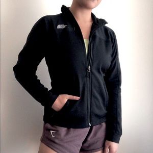 Slimmer fit North Face jacket, excellent condition!!